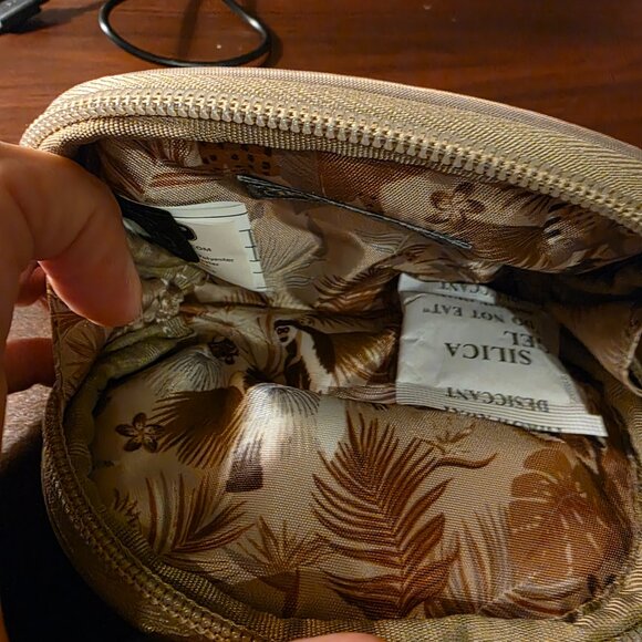 NWOT- LUG- STASH RFID POUCH - Picture 2 of 8